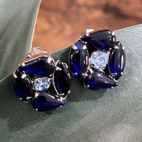 VINTAGE BLUE STONE CLIP-ON EARRINGS - Picture 2 of 8